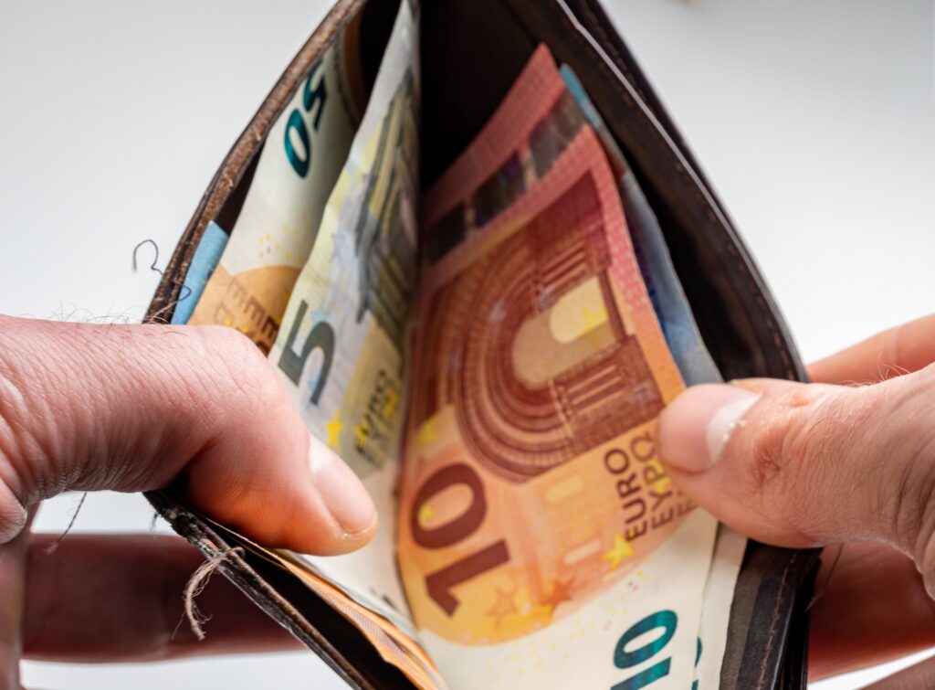 Consumi: CER-Confesercenti, autunno lento. l’incertezza frena la spesa: +0,5% nel 2025, oltre 2,4 miliardi in meno del previsto