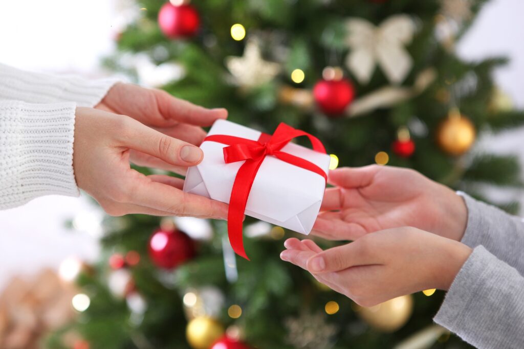 Natale: Confesercenti-Ipsos, entra nel vivo e torna nei negozi. Tra oggi e la Vigilia 20 milioni di italiani a caccia degli ultimi regali, il 62% acquisterà anche presso un punto vendita fisico